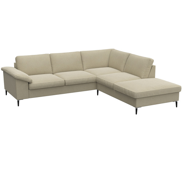 Braunes Ecksofa FIORE mit offenen Enden steht in einem modernen Raum. Es hat eine stilvolle, gepolsterte Oberfläche und schlanke Beine, geeignet für komfortable Sitzgelegenheiten.