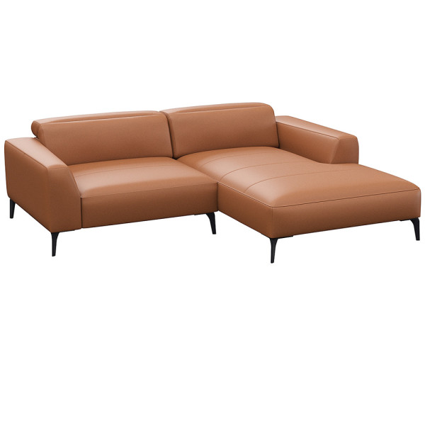 Beige Chaiselongue-Sofa mit klaren Linien und niedrigem Rücken, bestehend aus strapazierfähigem Material. Es bietet eine geräumige Liegefläche und elegante, schwarze Beine.
