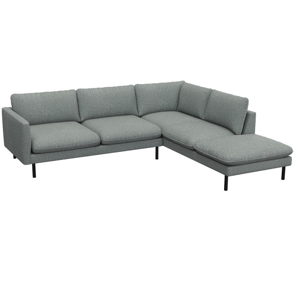 Grau, modernes Ecksofa BOLZANO mit offenem Ende steht auf schwarzen Metallbeinen. Es besitzt große, weiche Kissen und bietet Platz für mehrere Personen. Ideal für ein gemütliches Wohnzimmer.