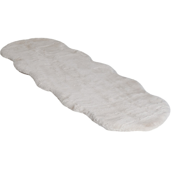 Flauschiger Teppich in Elfenbeinfarbe mit einer Größe von 55 cm x 160 cm liegt flach. Die Form des Teppichs ist geschwungen und einladend.