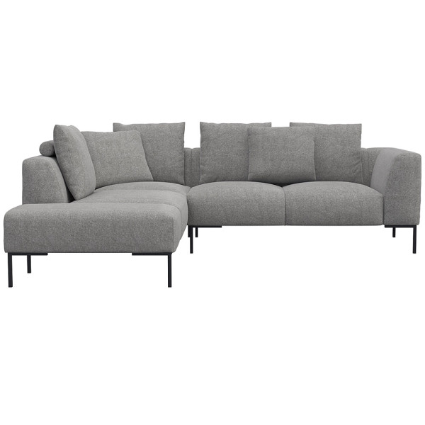 Helles, modernes Ecksofa SAVA mit offenem Ende. Das Sofa besitzt mehrere bequeme Kissen und steht auf schwarzen Metallbeinen. Es eignet sich ideal für stilvolle Wohnräume.