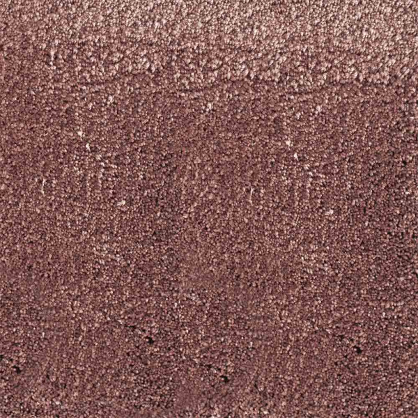 Weicher, rosafarbener Teppich aus Polyester liegt auf einem hellen Untergrund. Die Oberfläche ist kurzflorig und einladend. Der Teppich eignet sich für individuelle Gestaltung in verschiedenen Größen.