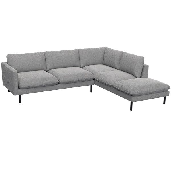 Grau, modernes Ecksofa BOLZANO mit offenem Ende steht auf schwarzen Metallbeinen. Es besitzt große, weiche Kissen und bietet Platz für mehrere Personen. Ideal für ein gemütliches Wohnzimmer.
