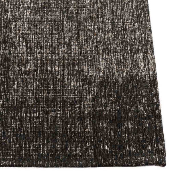 Dunkler Webteppich mit strukturiertem Muster und subtilen Farbnuancen. Der Teppich ist strapazierfähig und eignet sich für vielfältige Wohnanwendungen.
