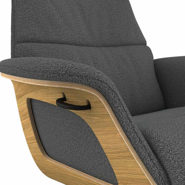 Relaxsessel Clement hat einen Holz-Korpus und ist mit einem grauen Polster ausgestattet. Der Sessel bietet komfortable Sitzmöglichkeiten und ist drehbar. Der Preis liegt bei 1.399,00 €.