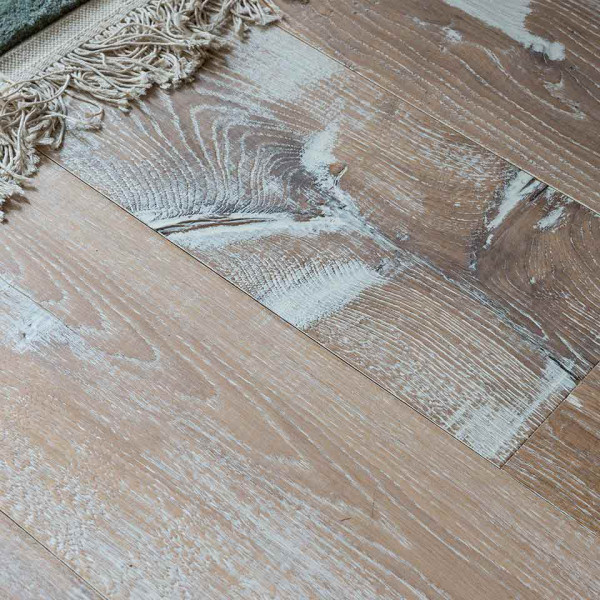 Helles Parkett in Holzoptik zeigt eine natürliche Maserung mit verschiedenen Brauntönen. Es erscheint vorgeölt und ist als Landhausdiele gestaltet. Der Preis beträgt 158,99 € pro Quadratmeter.