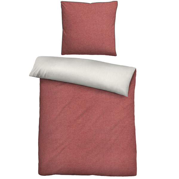 Rote Flanellbettwäsche von Biberna liegt gefaltet auf einer Oberfläche. Sie besteht aus zwei Teilen: einem Bettbezug und einem Kopfkissenbezug. Der Bettbezug ist umgeschlagen.