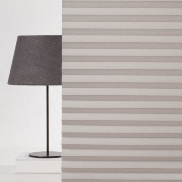 Hellgraue Plissee-Jalousien mit gefalteter Struktur sind ordentlich in Reihen angeordnet. Sie bieten Sichtschutz und sind maßgefertigt für Fenster.