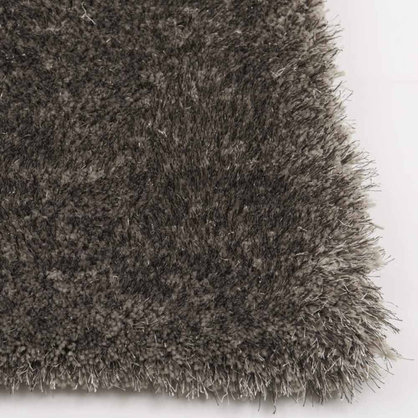 Hochflor-Teppich Lago Mix in dunkelgrau. Der Teppich zeigt eine weiche, strukturierte Oberfläche und ist an einer Kante sichtbar, um die Qualität des Materials zu betonen.