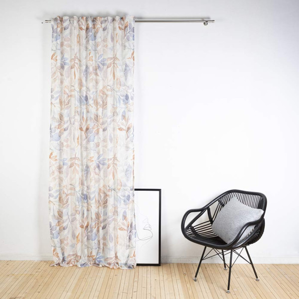 Fertigschal Laina mit halbtransparentem Leinenmaterial hängt an einer silbernen Gardinenstange. Der Stoff zeigt zarte, farbige Blattmuster in Pastelltönen.