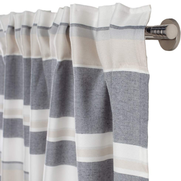 Gestreifter Vorhang in Grautönen hängt an einer silbernen Stange. Der Stoff ist leicht und plisseeartig drapiert, was eine luftige Atmosphäre schafft.