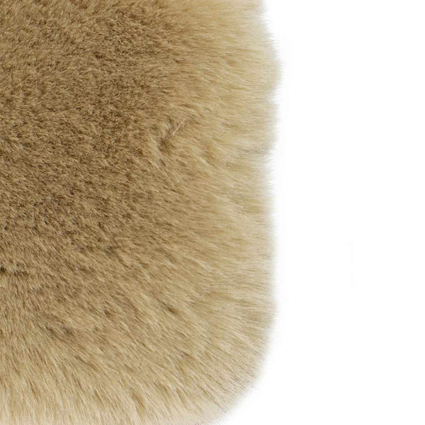 Beiger Hochflorteppich mit weichem Flor liegt auf einer hellen Unterlage. Der Teppich ist speziell für individuelle Maße gefertigt und bietet einen gemütlichen, luxuriösen Look.