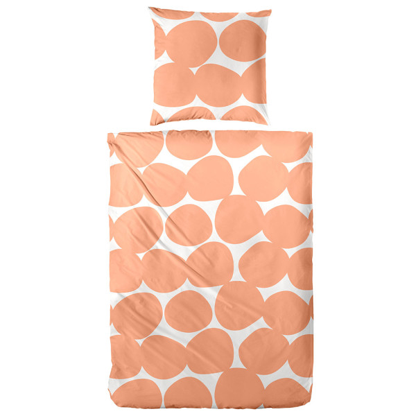 Bettwäsche mit apricot-weißer Punktmusterung liegt ordentlich gefaltet auf einer Fläche. Die Decke und das Kissen haben ein harmonisches Design.