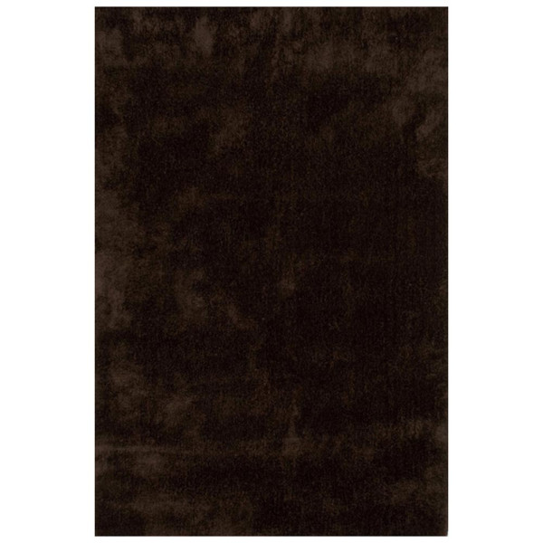 Dunkelbrauner, hochfloriger Teppich liegt flach auf dem Boden. Die weichen Fasern sind dicht und wirken einladend, ideal für gemütliche Räume.